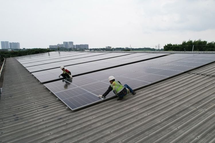 Instalasi Solar Panel System oleh tim Terex