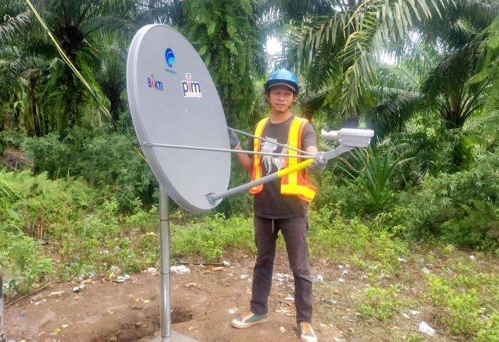 Teknisi Terex melakukan pemeliharaan perangkat VSAT